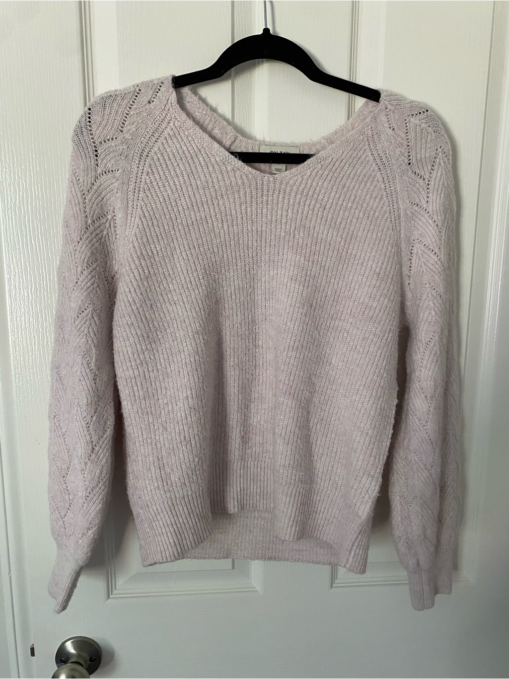 Women's Pale Pink V-Neck Knit Sweater With Textured Sleeves
